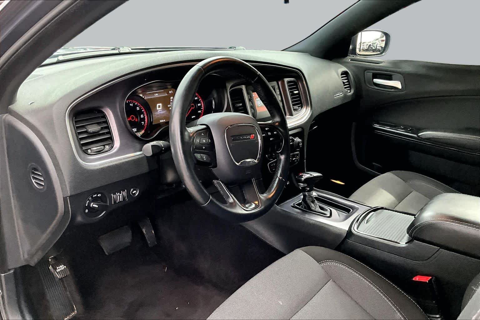 Used 2017 Dodge Charger SE w/ Blacktop Package RWD image 18