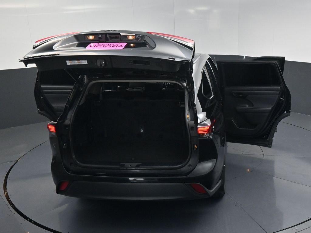 Used 2023 Toyota Highlander LE FWD image 24