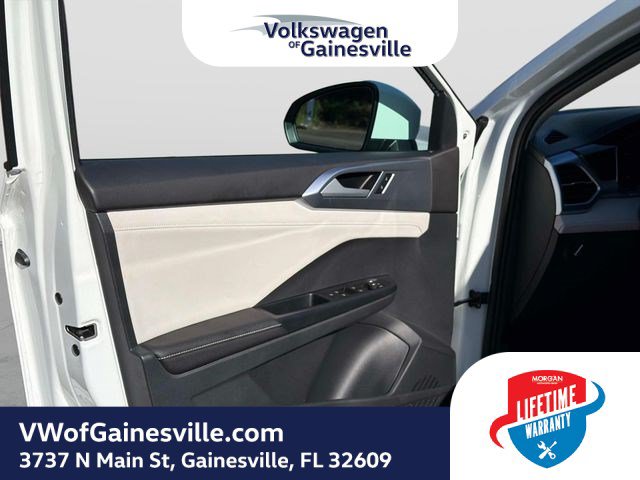 Used 2025 Volkswagen Taos SE FWD image 16