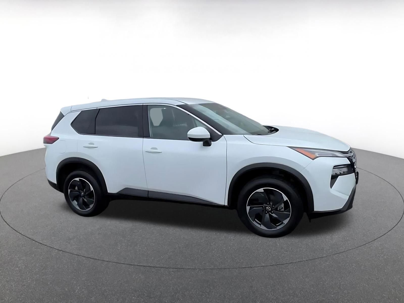 Used 2025 Nissan Rogue SV AWD/4WD image 2