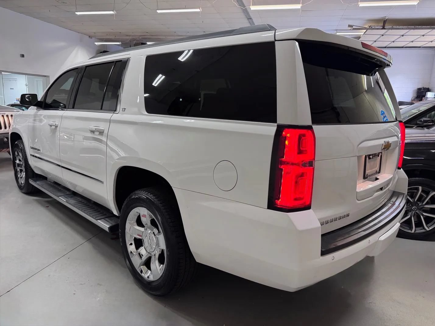 Used 2018 Chevrolet Suburban LT w/ LT Signature Package AWD/4WD image 5