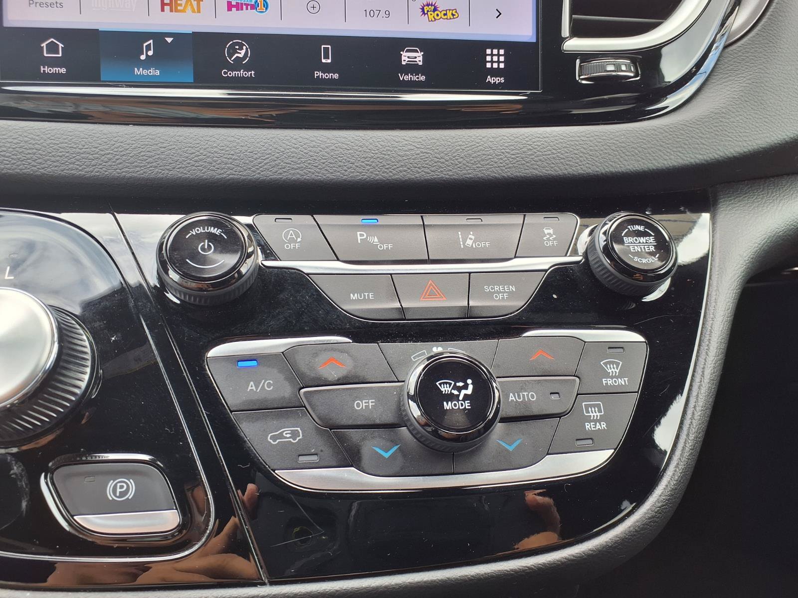 Used 2025 Chrysler Pacifica Select FWD image 26