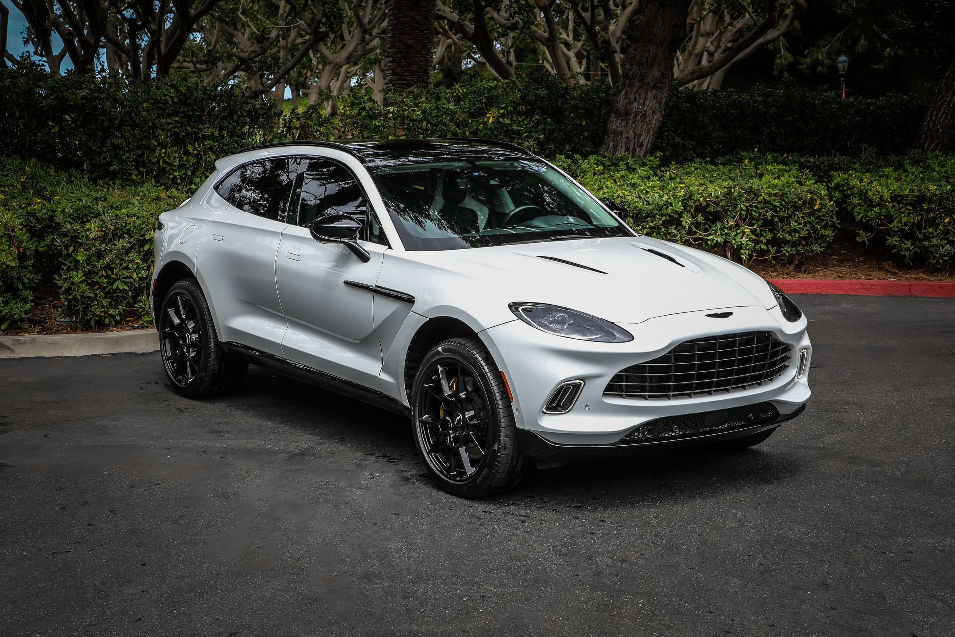 Used 2022 Aston Martin DBX AWD/4WD image 1