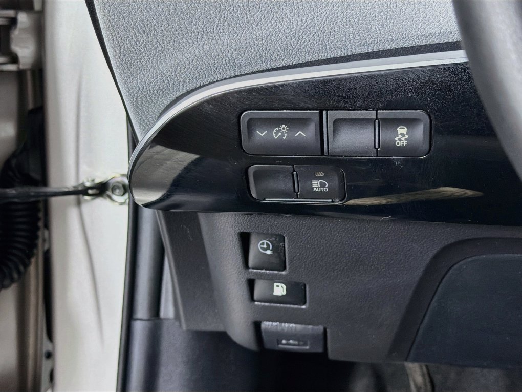 Used 2020 Toyota Prius Prime XLE FWD image 15