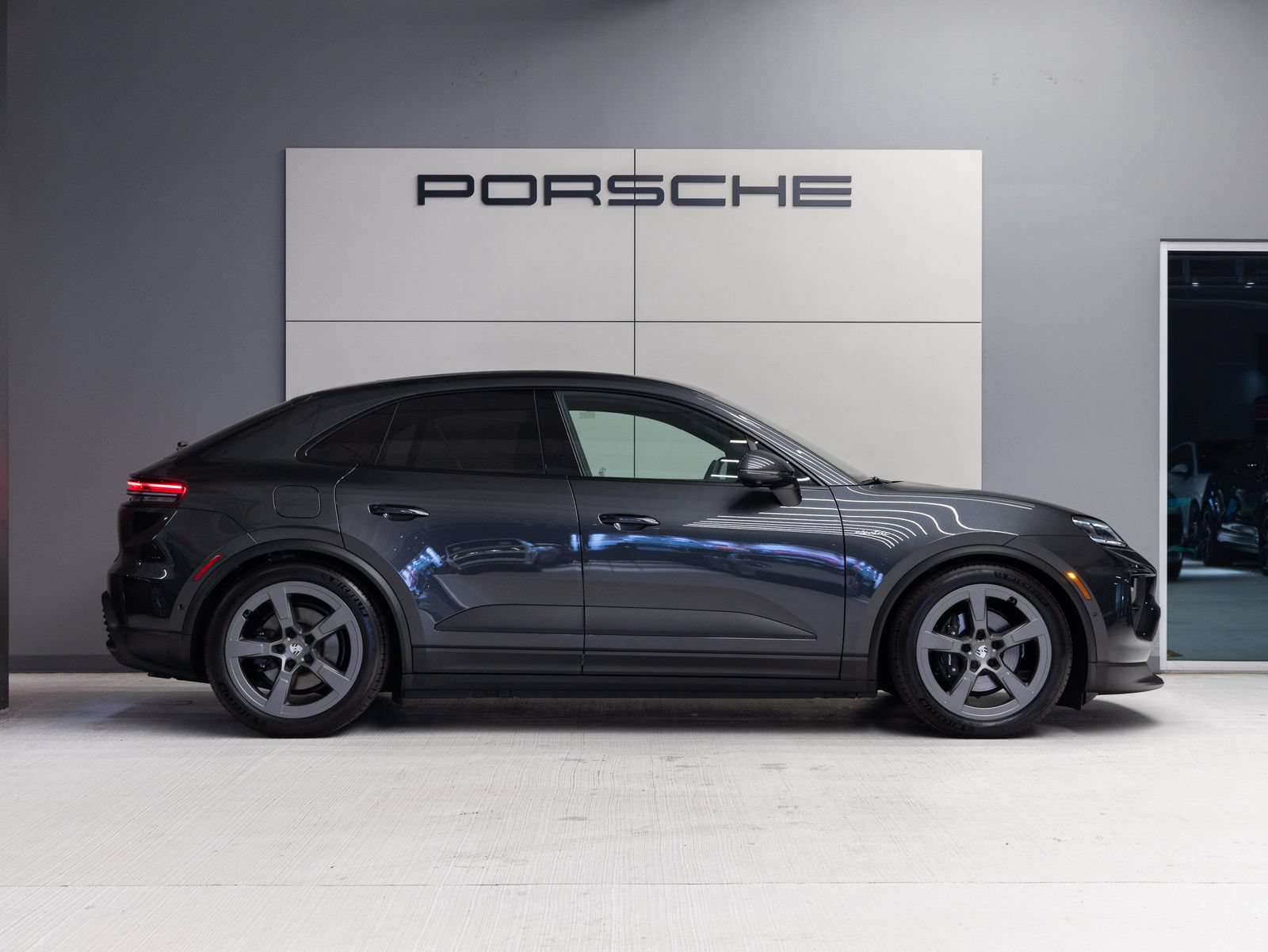 Certified 2026 Porsche Macan 4 Electric AWD/4WD image 8