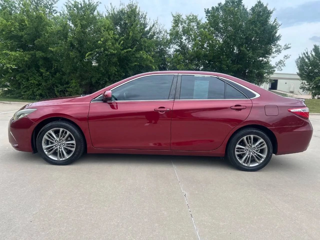 Used 2017 Toyota Camry SE FWD image 9