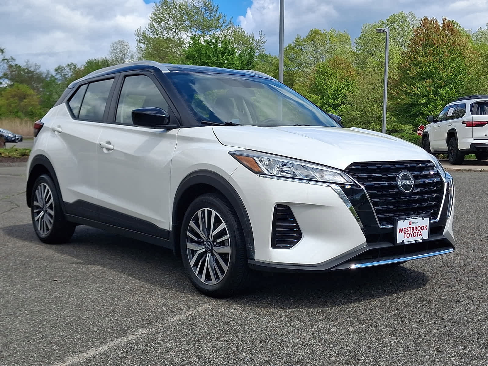 Used 2024 Nissan Kicks SV FWD image 4