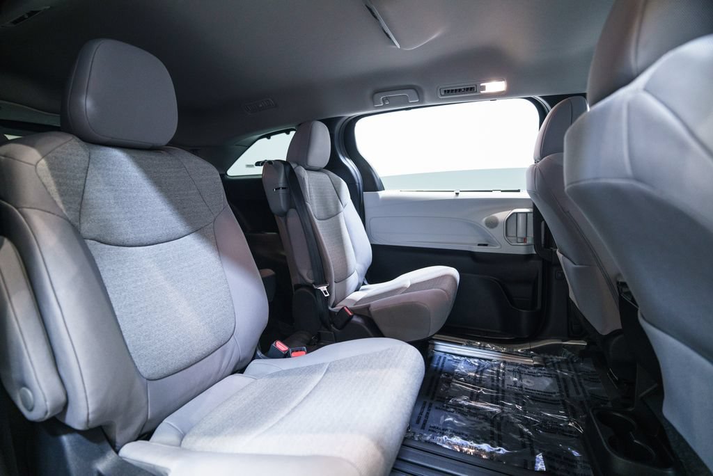 Certified 2026 Toyota Sienna LE FWD image 30