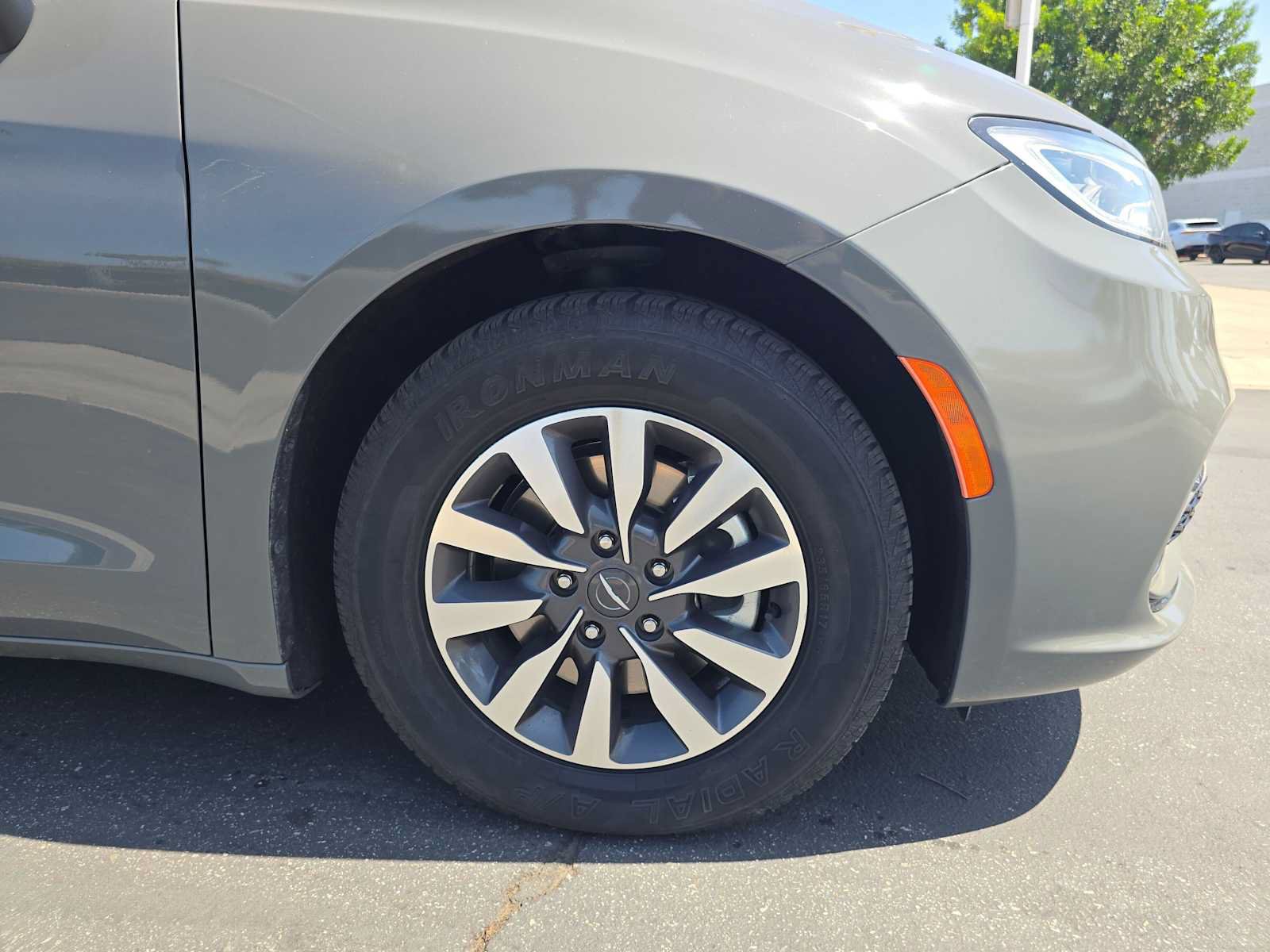 Used 2023 Chrysler Pacifica Touring-L FWD image 9