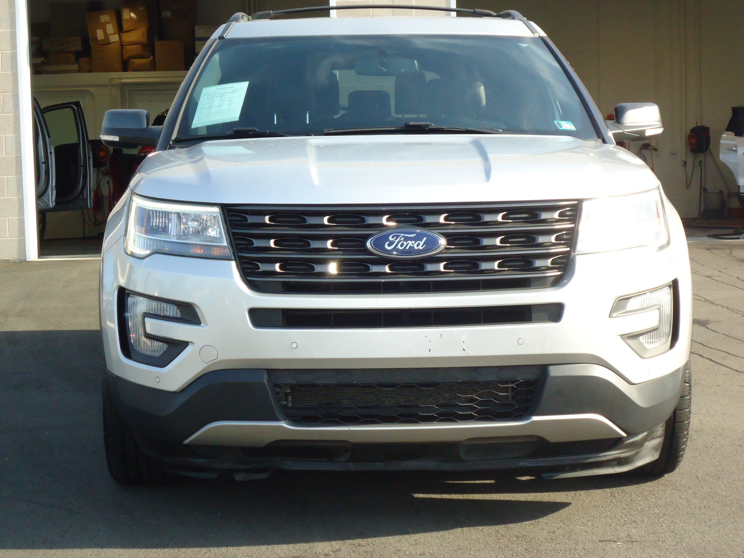 Used 2017 Ford Explorer XLT w/ Equipment Group 202A AWD/4WD image 8