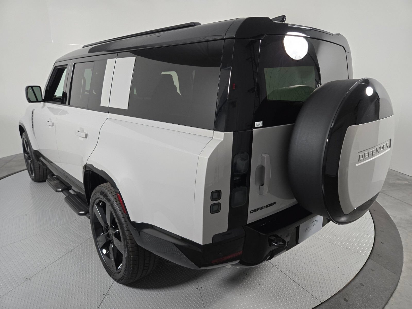 New 2026 Land Rover Defender 130 X-Dynamic SE AWD/4WD image 18