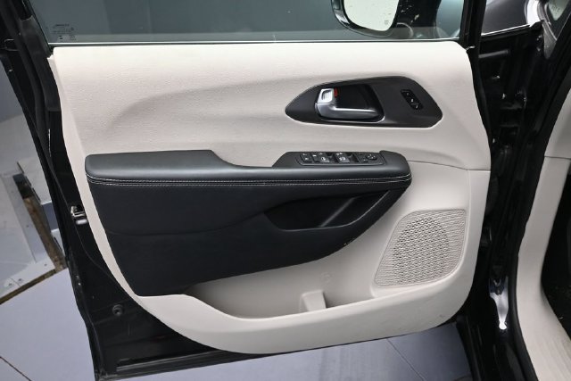 Used 2024 Chrysler Pacifica Touring-L FWD image 13