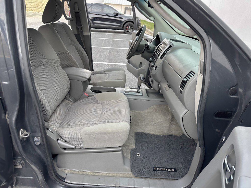 Used 2011 Nissan Frontier SV w/ SV Premium Utility Pkg AWD/4WD image 25