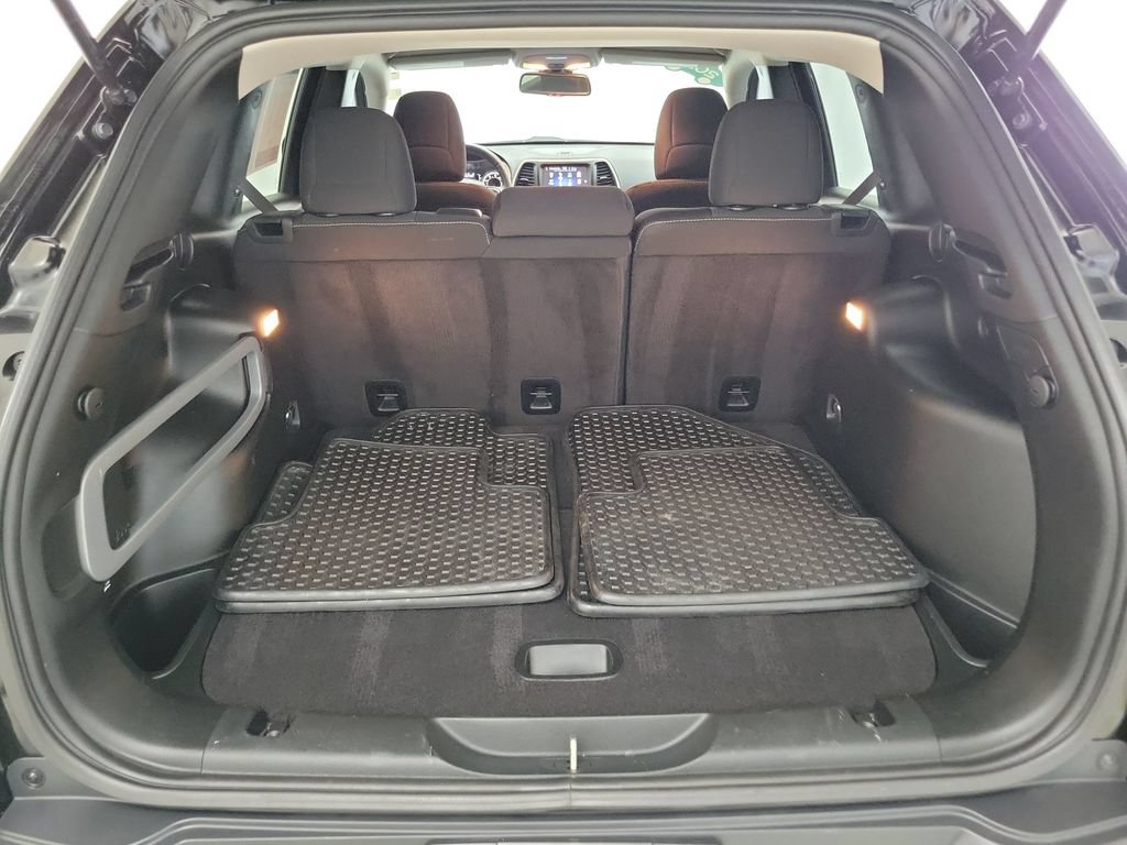 Used 2017 Jeep Cherokee Latitude w/ Cold Weather Group FWD image 20