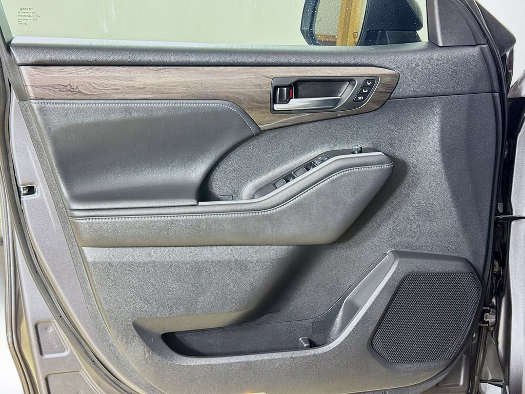 Used 2022 Toyota Highlander Limited AWD/4WD image 16
