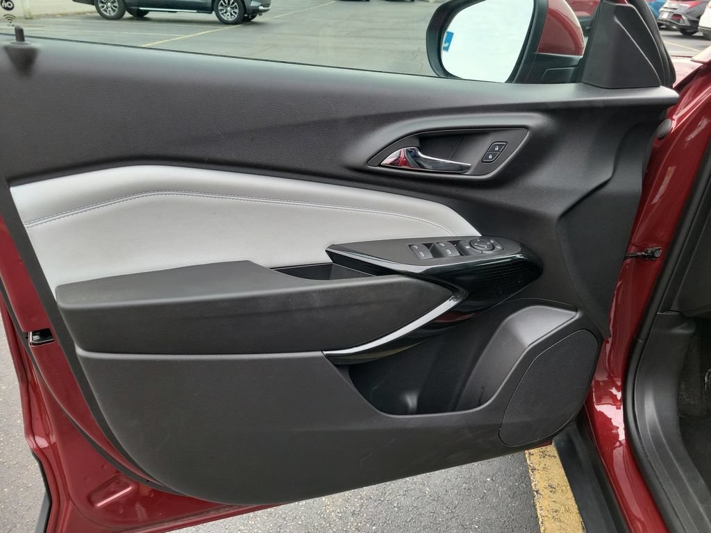 Used 2025 Chevrolet Trax LT FWD image 22