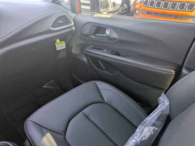 New 2026 Chrysler Pacifica Select FWD image 15