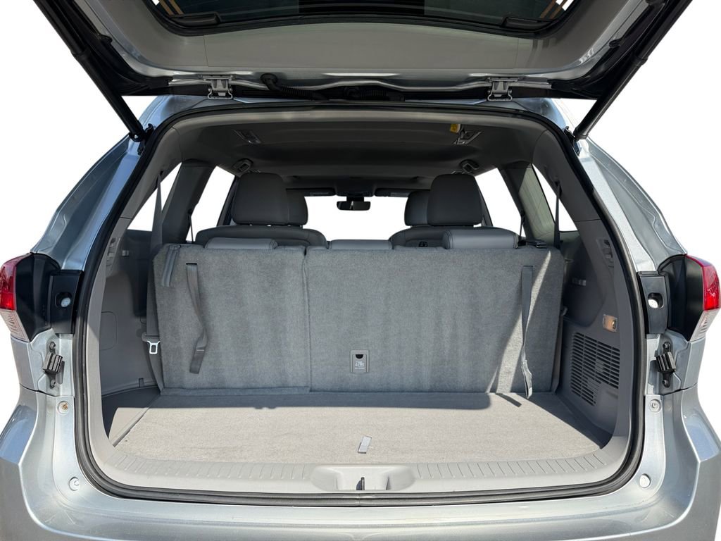Used 2017 Toyota Highlander XLE w/ Carpet Mat Package image 10