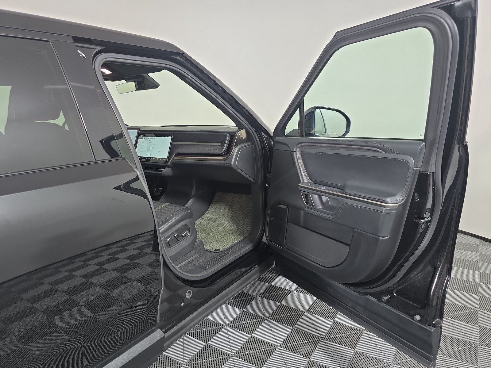 Used 2024 Rivian R1T Adventure AWD/4WD image 18