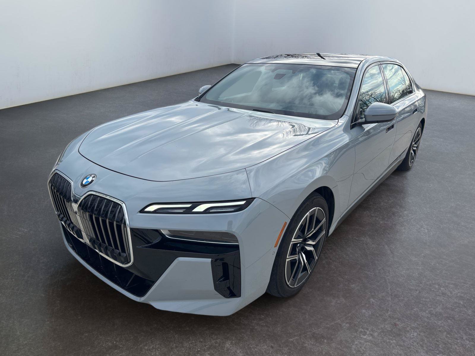 Used 2023 BMW 760i xDrive AWD/4WD image 9
