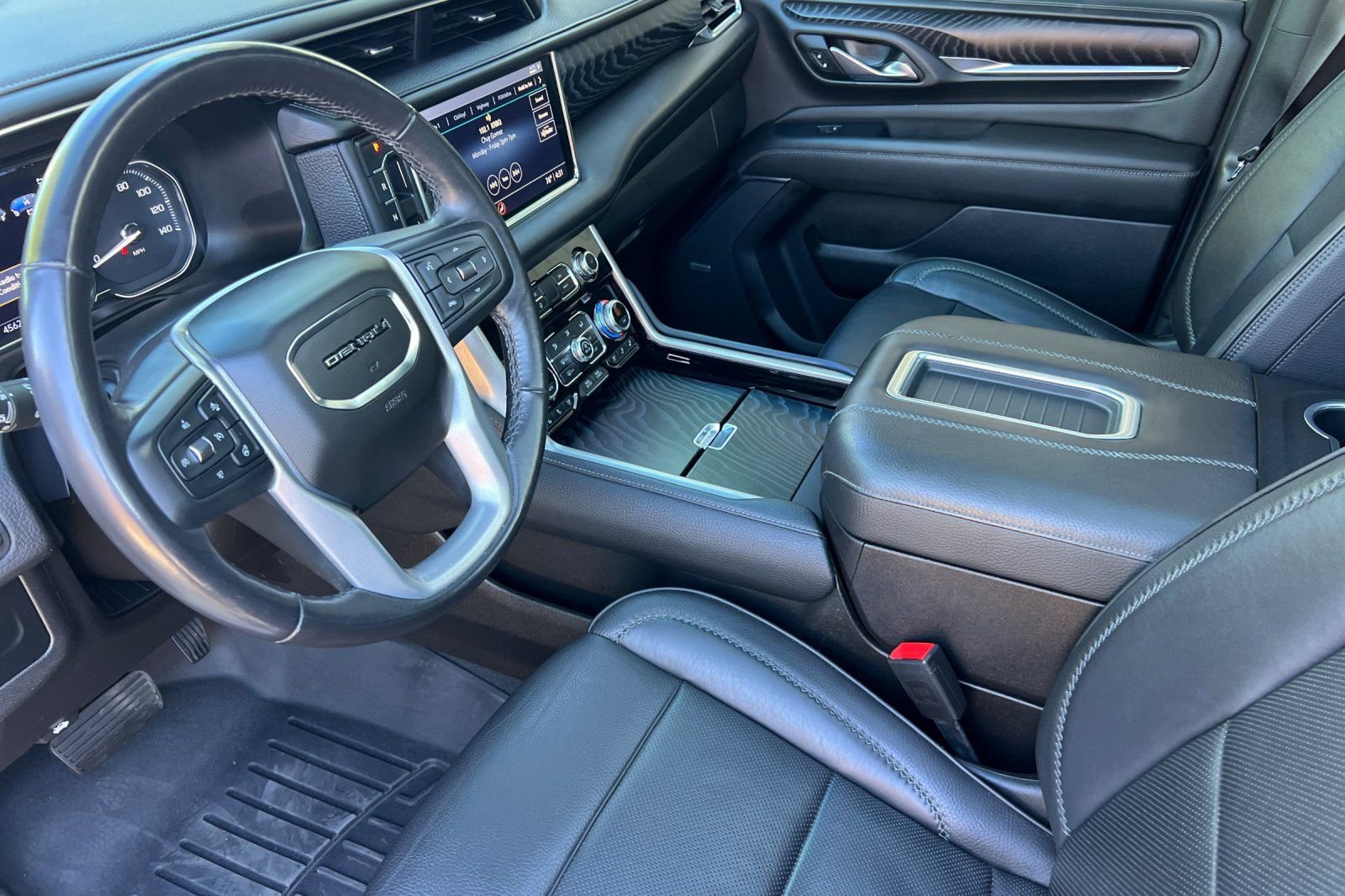 Used 2021 GMC Yukon Denali w/ Denali Premium Package image 10