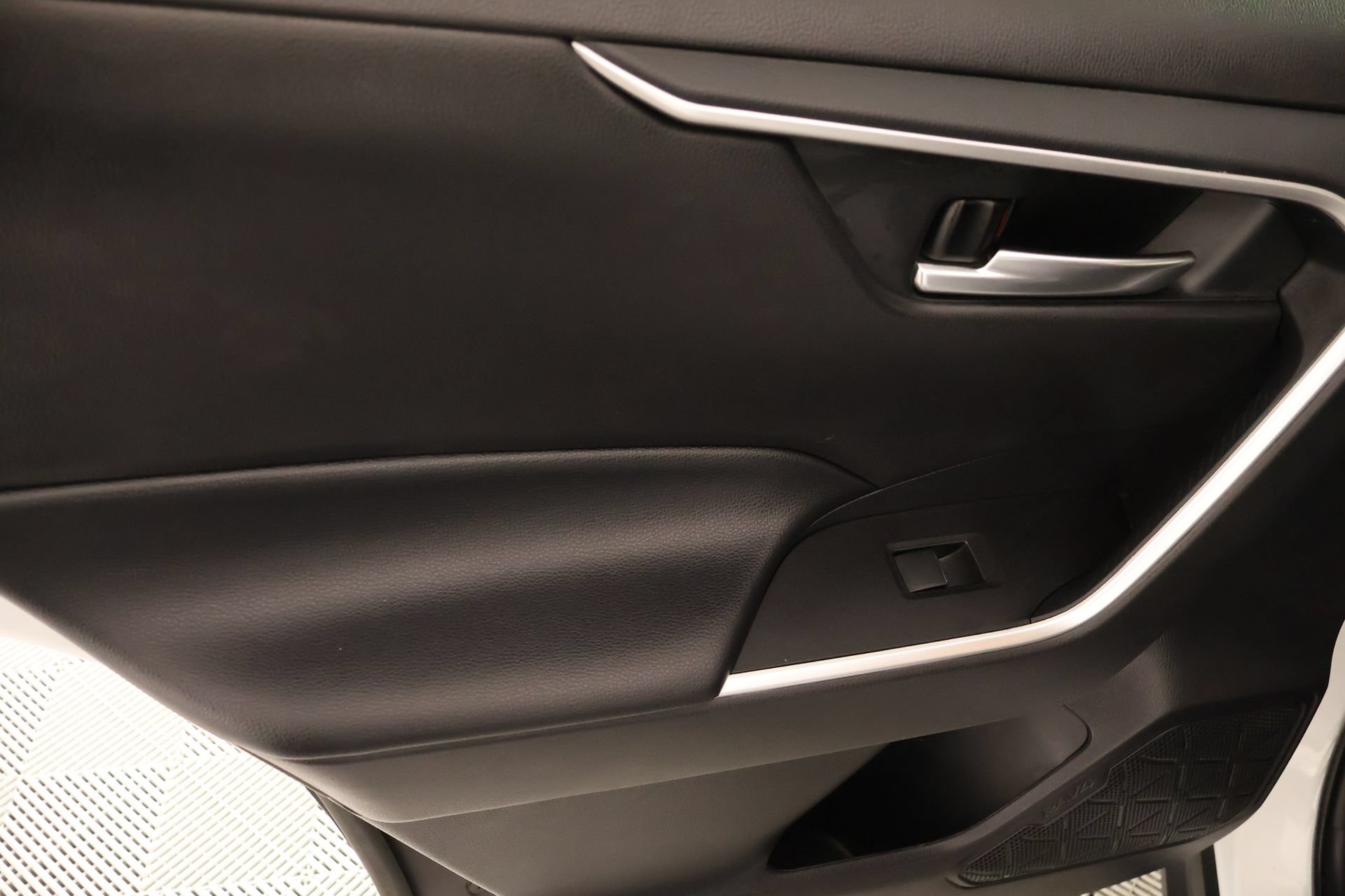 Used 2020 Toyota RAV4 XLE Premium AWD/4WD image 17