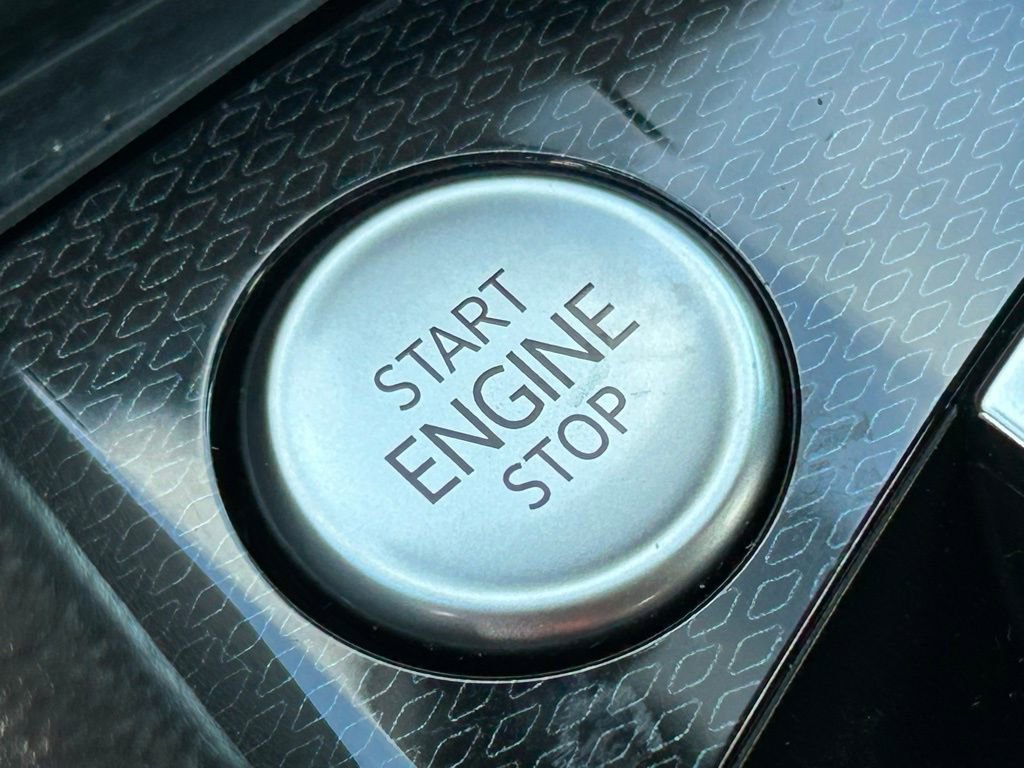 Used 2025 Volkswagen Taos SE image 29