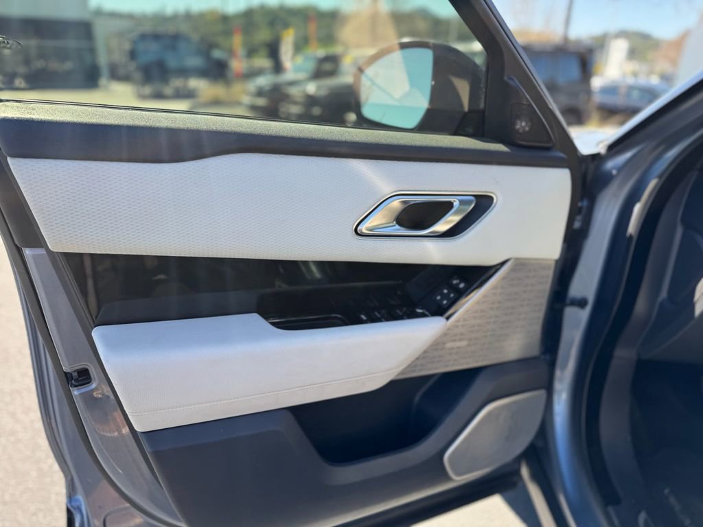 Used 2019 Land Rover Range Rover Velar R-Dynamic SE image 17