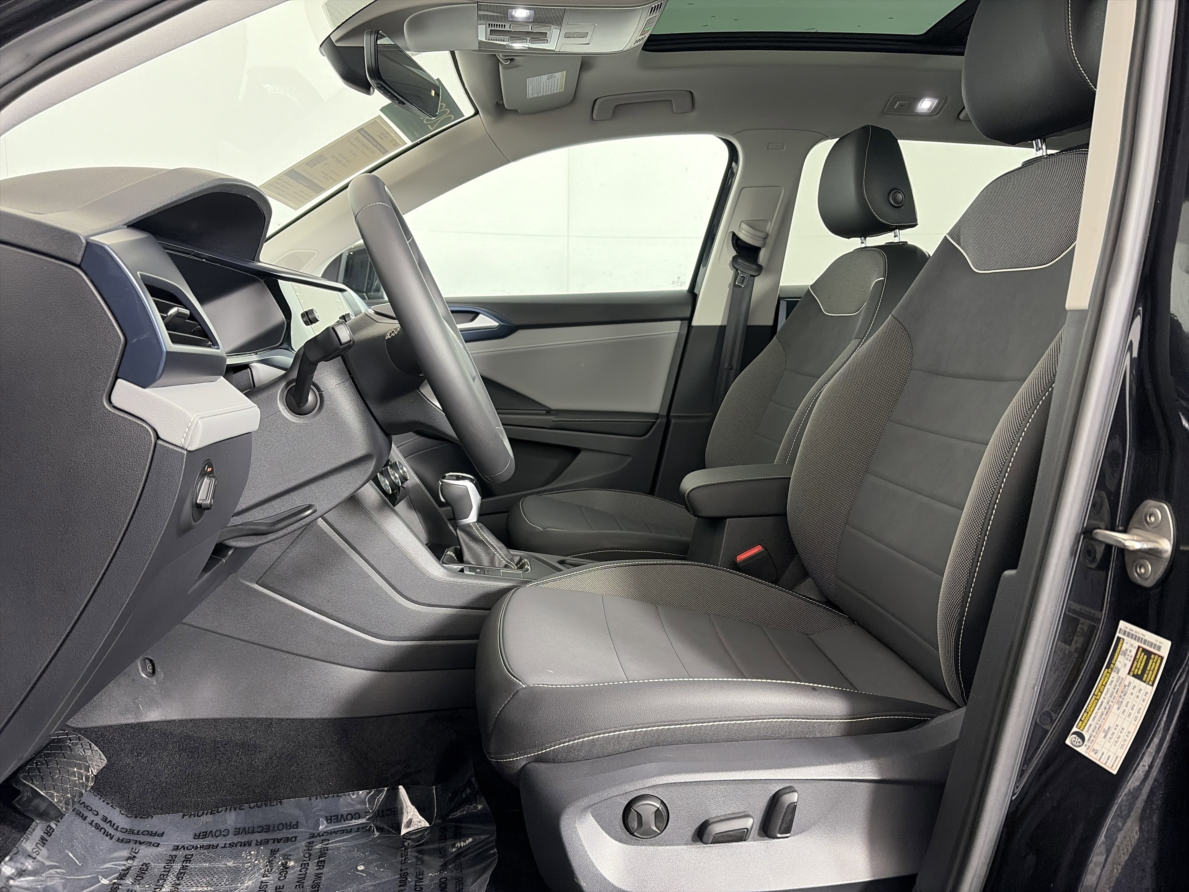 Used 2024 Volkswagen Taos SE w/ Panoramic Sunroof Package image 6