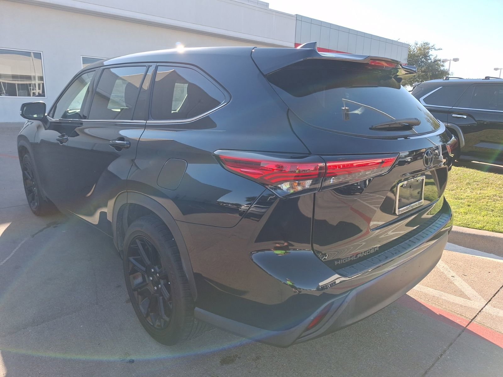 Used 2022 Toyota Highlander L image 4