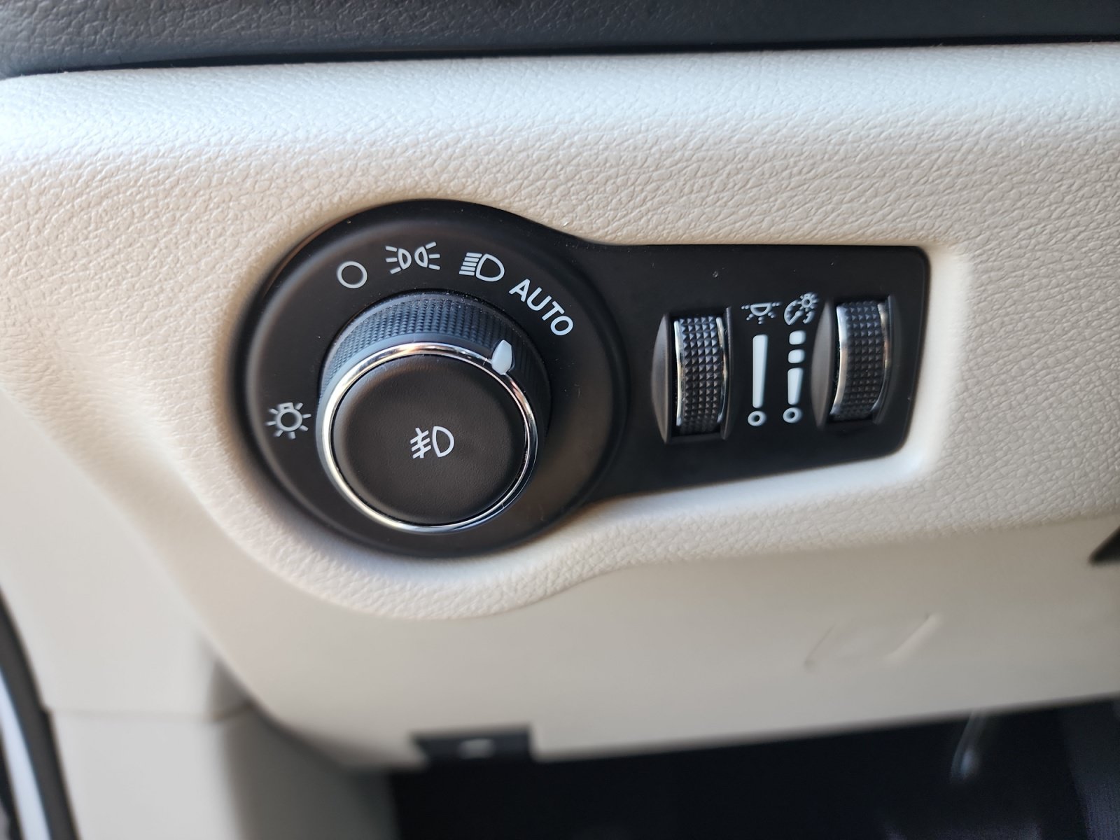 Used 2024 Chrysler Pacifica Touring-L FWD image 26