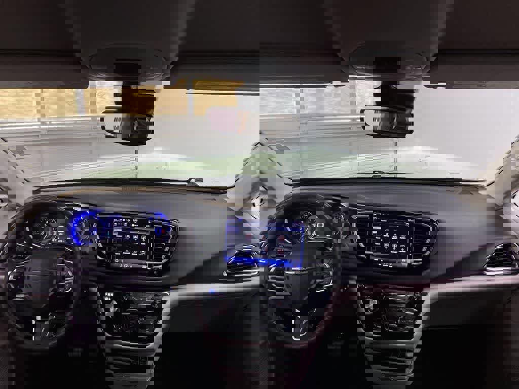 Used 2023 Chrysler Pacifica Touring-L image 12