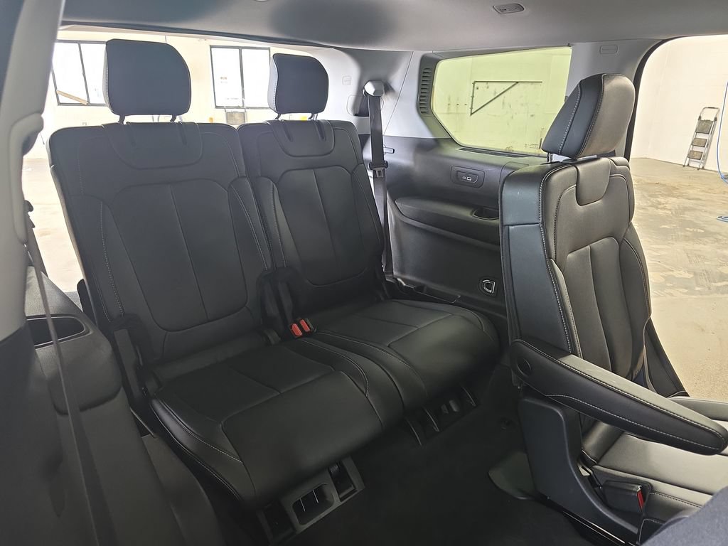 Used 2023 Jeep Grand Cherokee L Limited AWD/4WD image 12