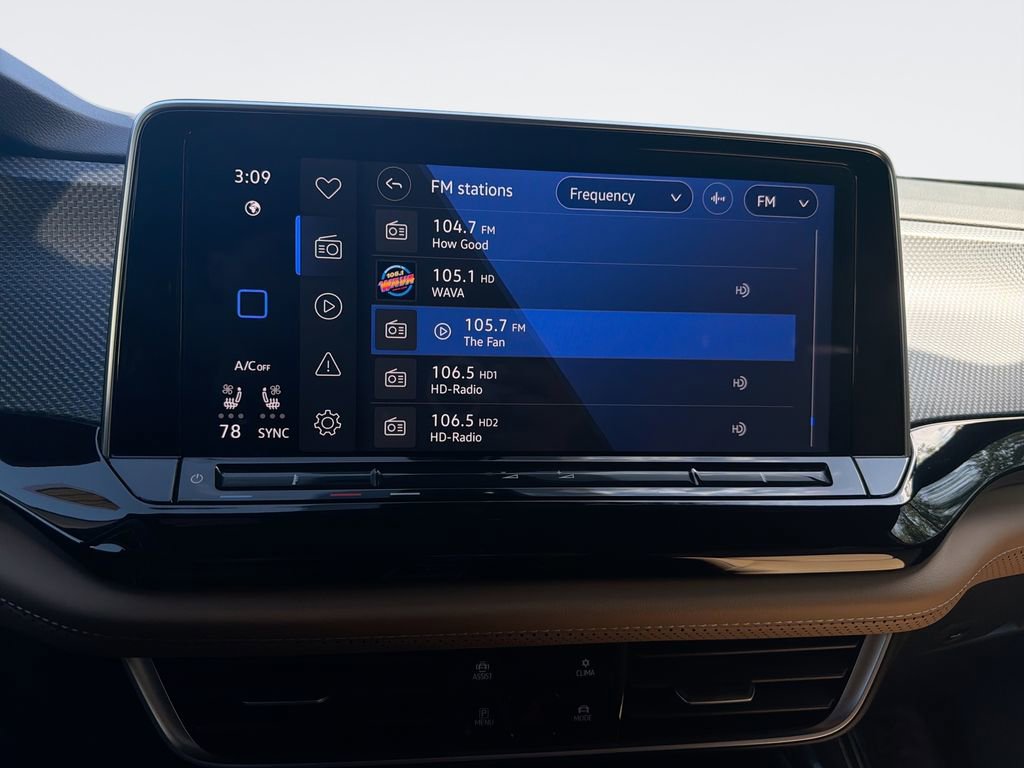 Used 2025 Volkswagen Atlas Cross Sport SEL R-Line AWD/4WD image 12