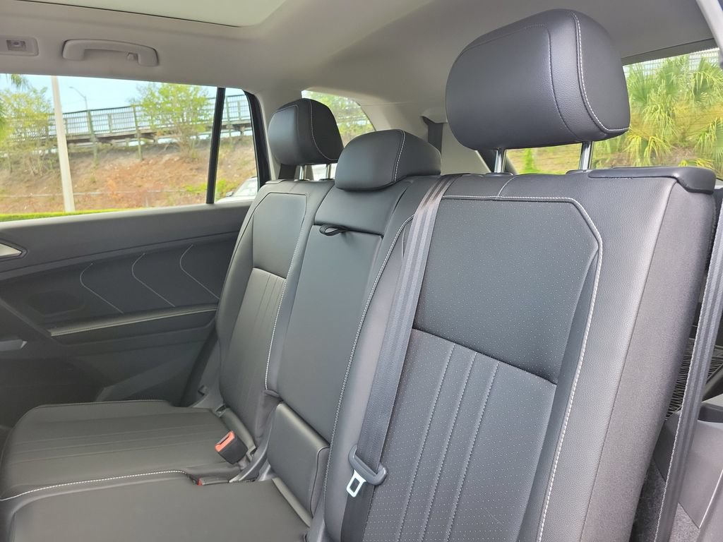 Used 2023 Volkswagen Tiguan SE w/ Panoramic Sunroof Package FWD image 10