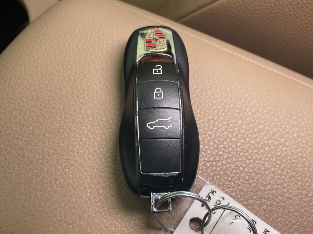 Certified 2023 Porsche Macan AWD/4WD image 41