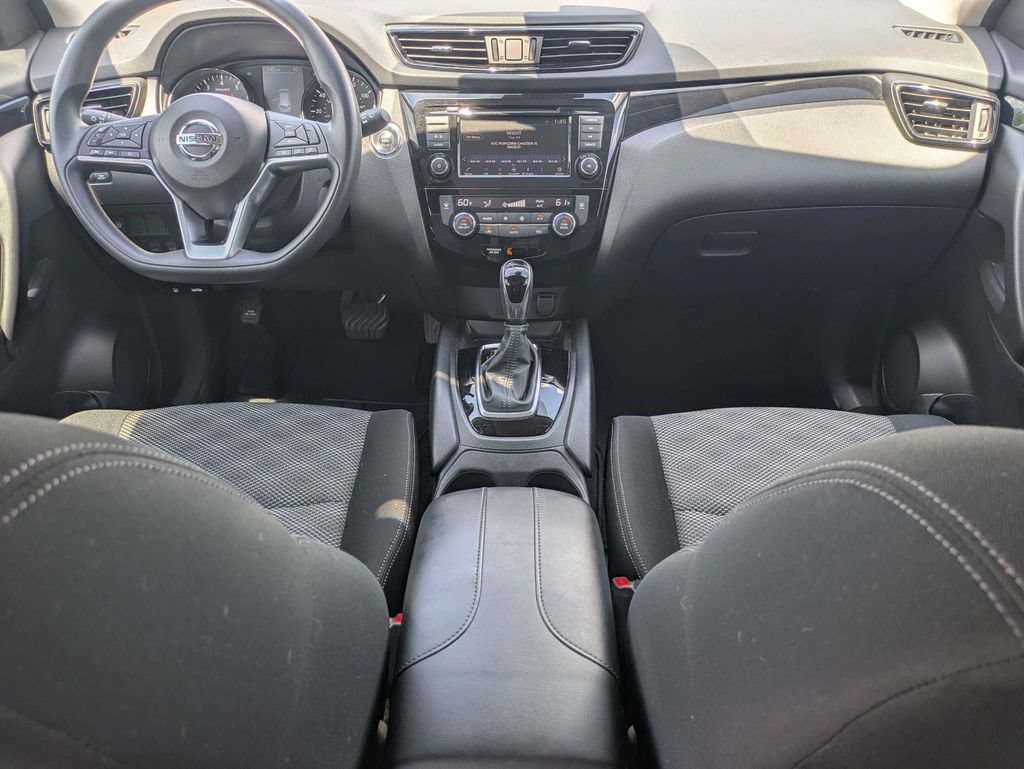 Used 2020 Nissan Rogue Sport SV FWD image 2