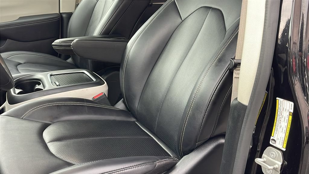 Used 2024 Chrysler Pacifica Touring-L FWD image 17