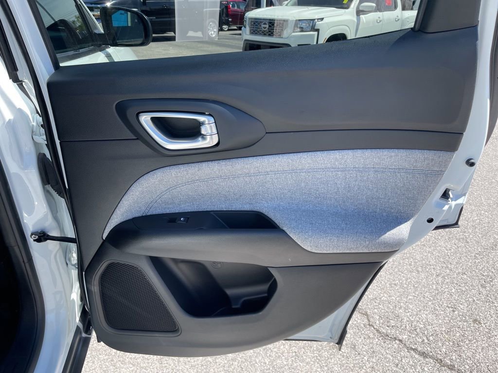 Used 2025 Jeep Compass Latitude image 37