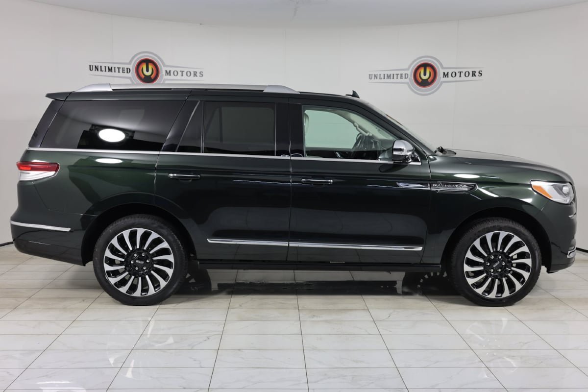 Used 2024 Lincoln Navigator Black Label AWD/4WD image 2