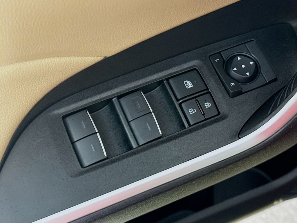 Used 2025 Toyota RAV4 XLE FWD image 18