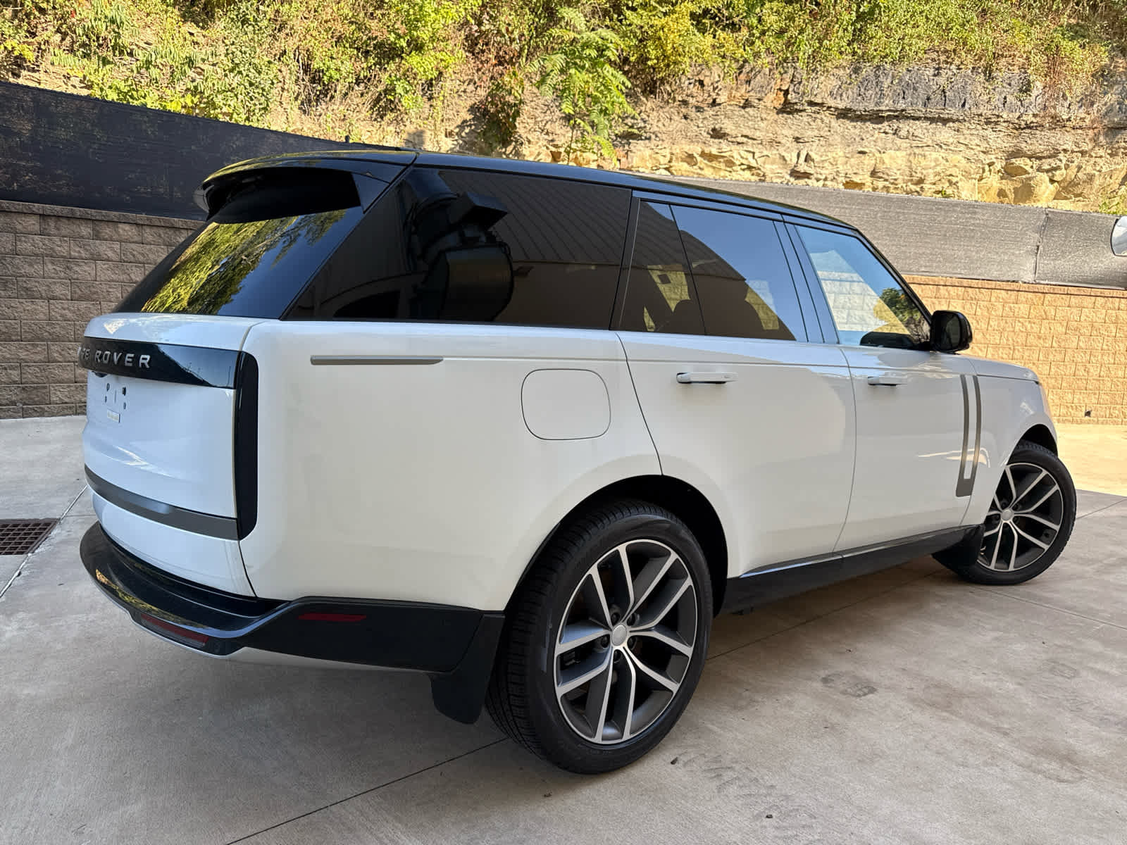New 2025 Land Rover Range Rover SE image 3