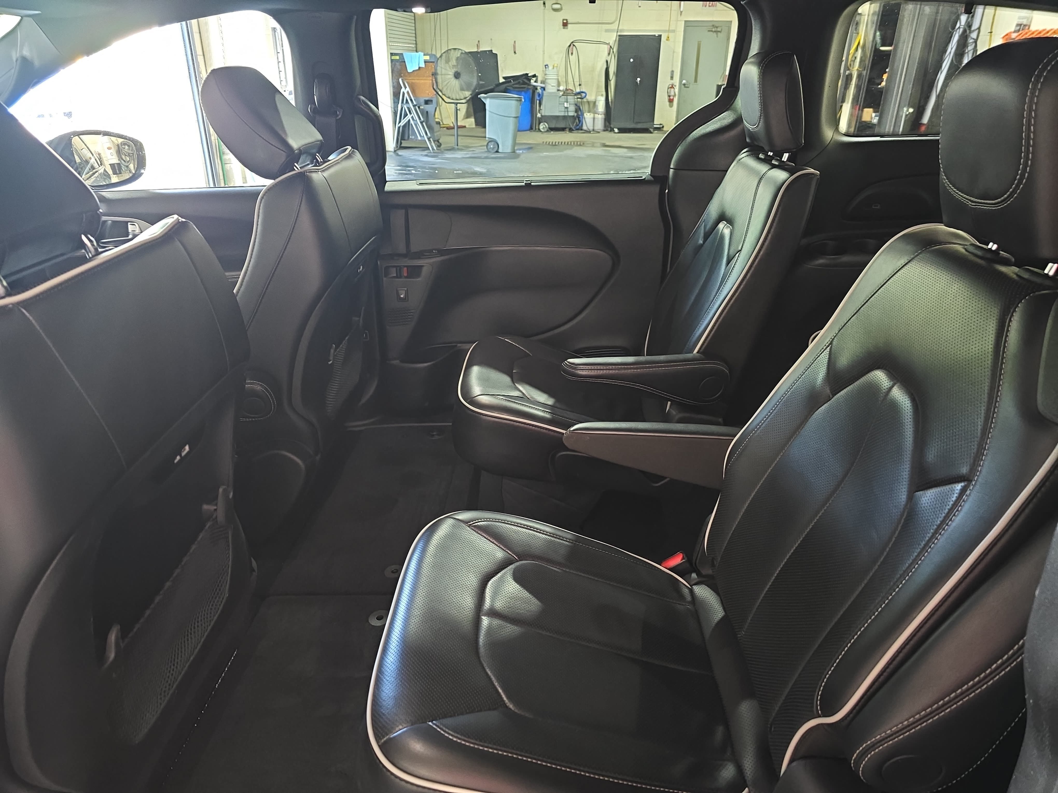 Used 2025 Chrysler Pacifica Limited FWD image 12