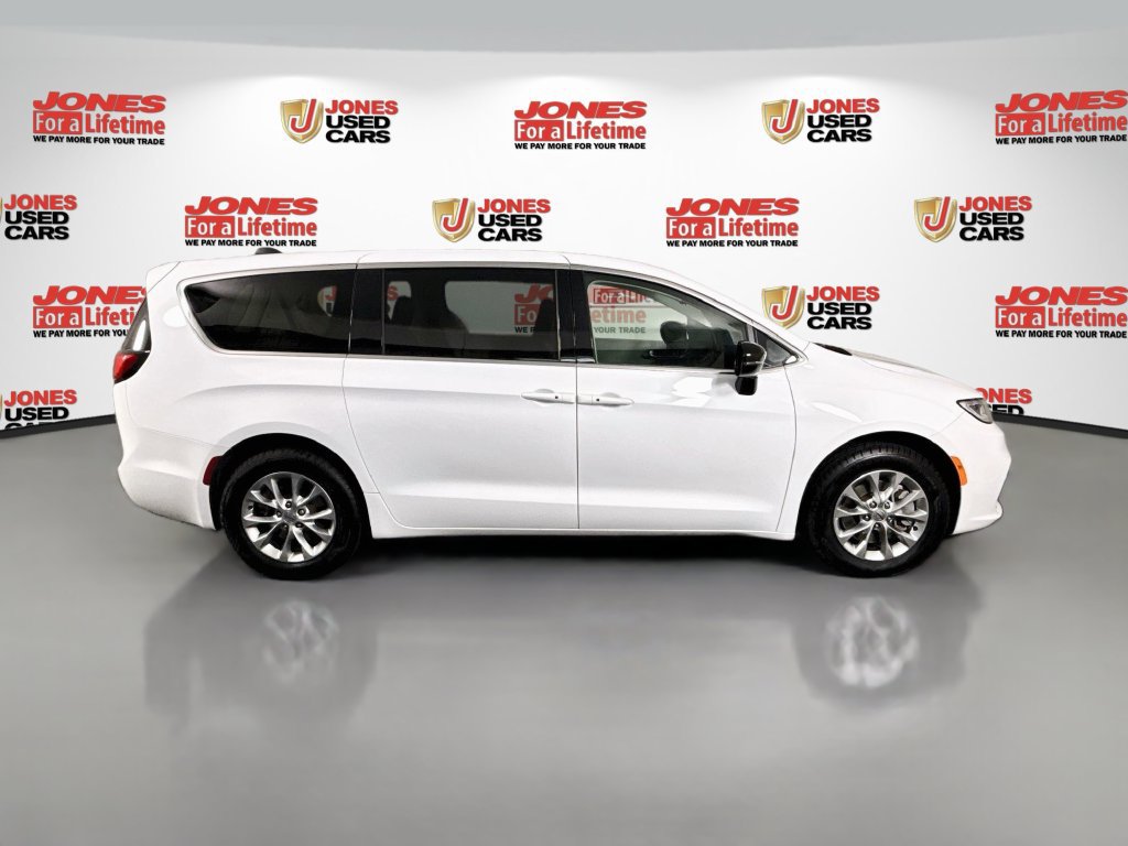 Used 2024 Chrysler Pacifica Touring-L AWD/4WD image 16