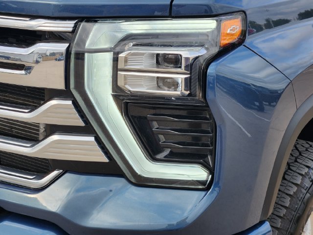 Used 2025 Chevrolet Silverado 2500 High Country w/ Technology Package AWD/4WD image 17