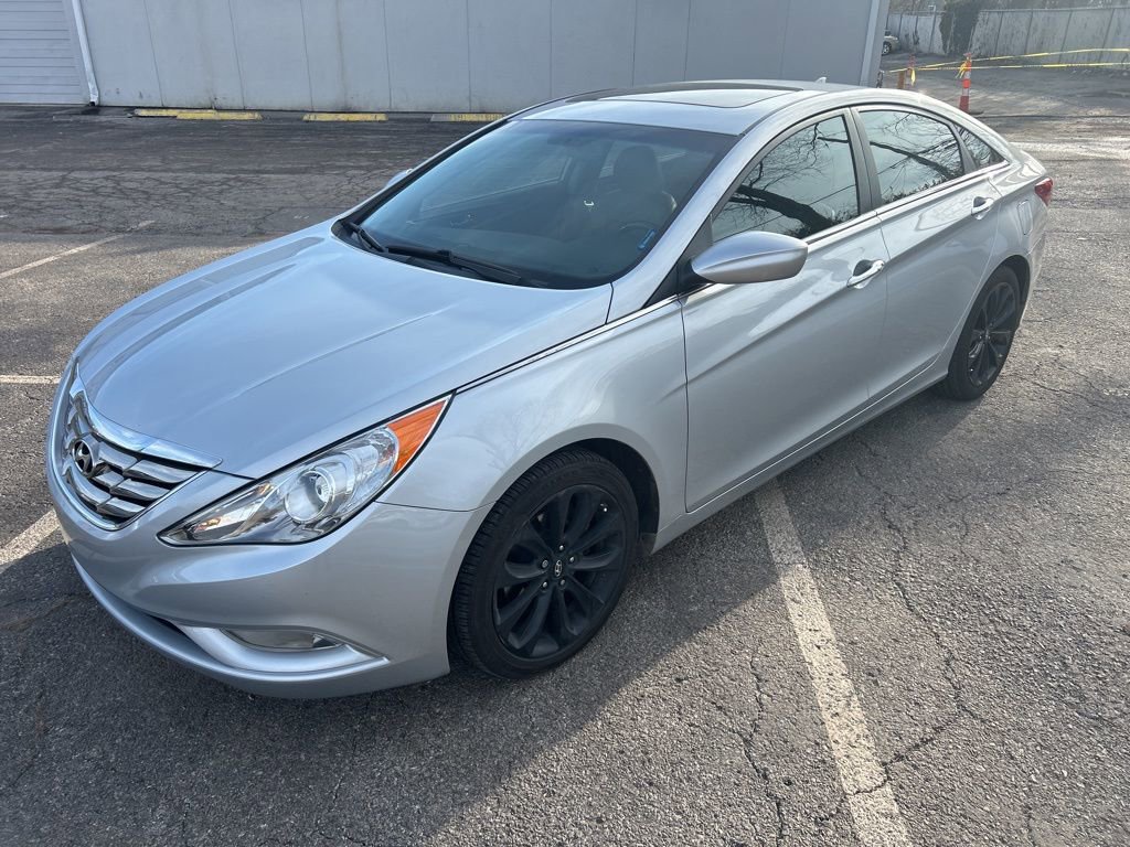 Used 2013 Hyundai Sonata SE w/ Navigation & Sunroof Pkg image 2