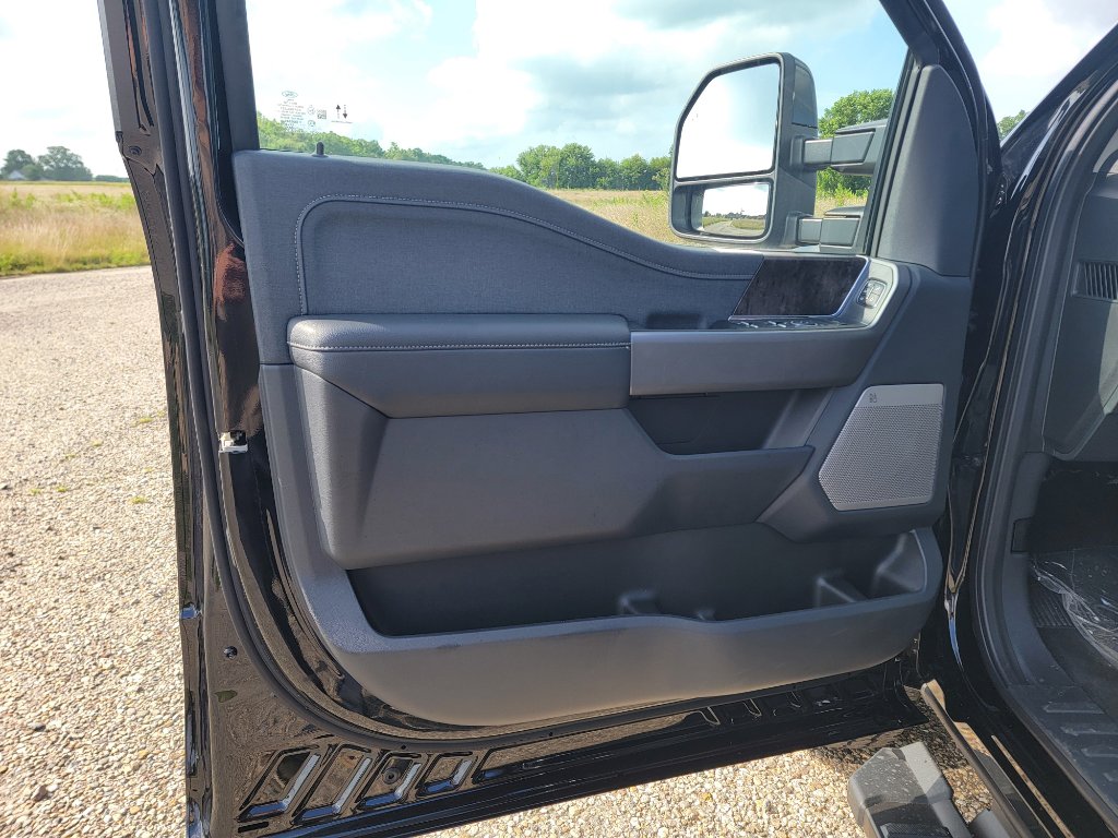 New 2025 Ford F250 Lariat w/ Black Appearance Package image 14
