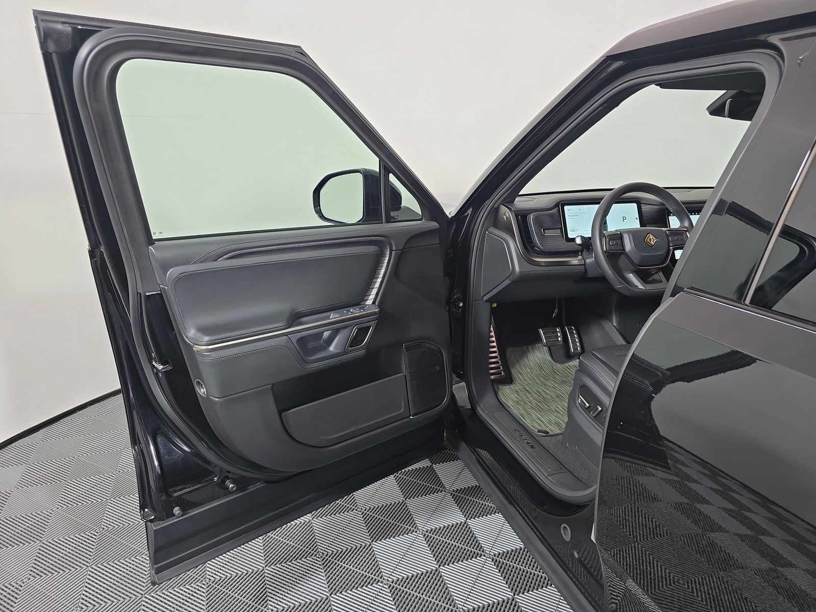 Used 2024 Rivian R1T Adventure Dual AWD/4WD image 16