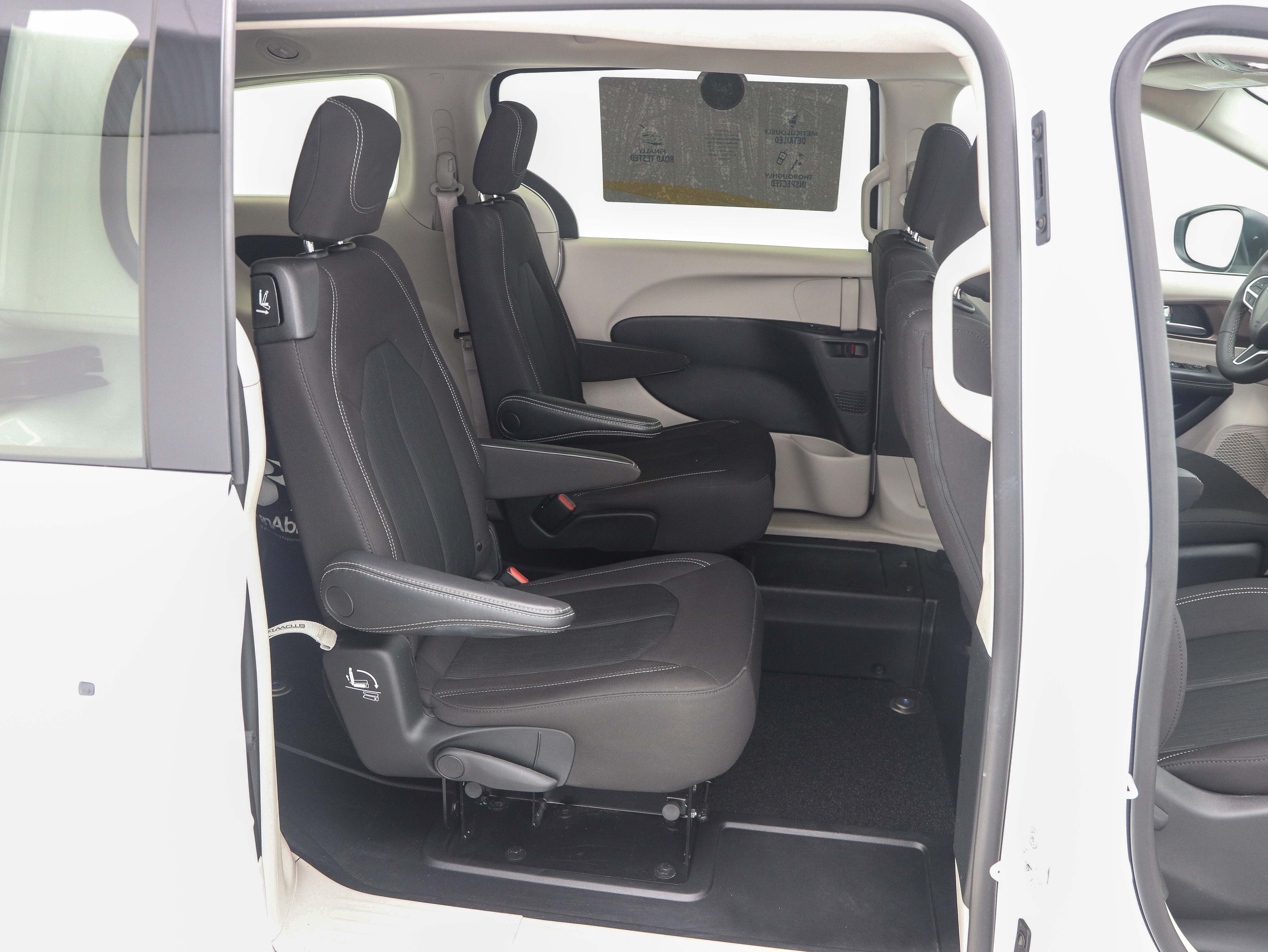 Used 2023 Chrysler Voyager LX FWD image 20