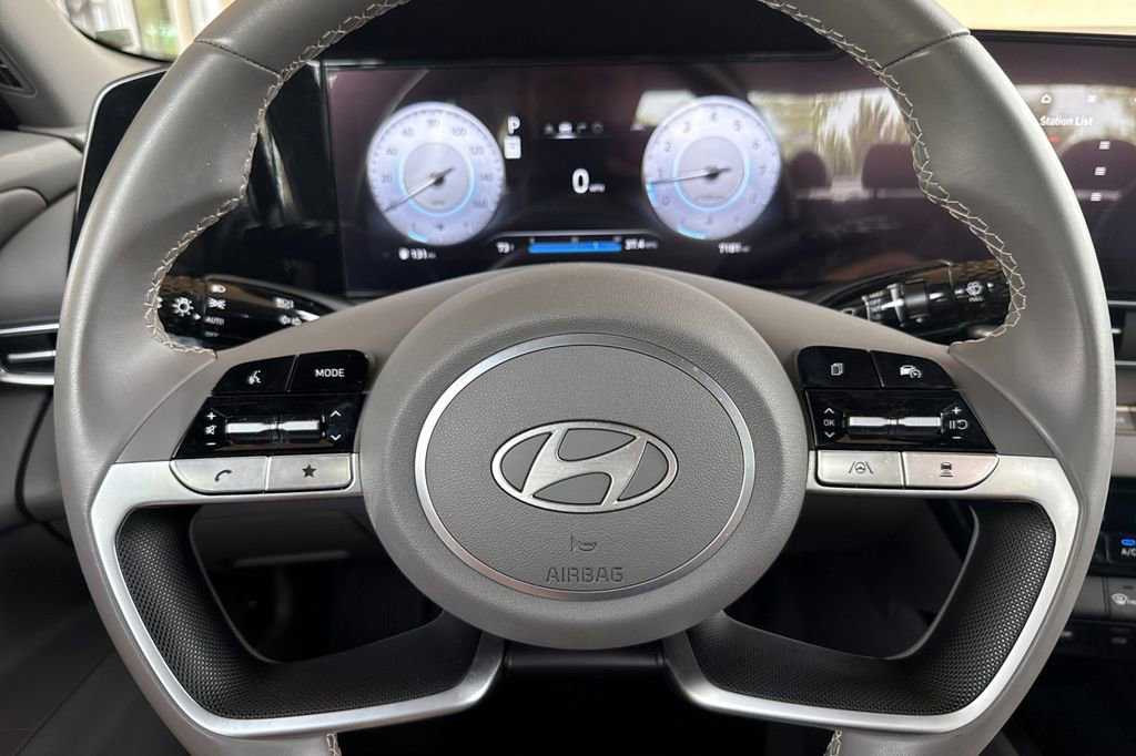 Used 2025 Hyundai Elantra SEL image 21